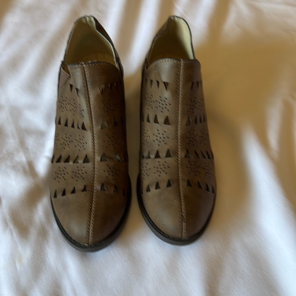 JBU booties.  Size 8